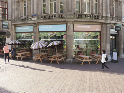 902111 Gezicht op het terras van het duurzame warenhuis Green Up, gevestigd in de voormalige boekwinkel van Broese ...